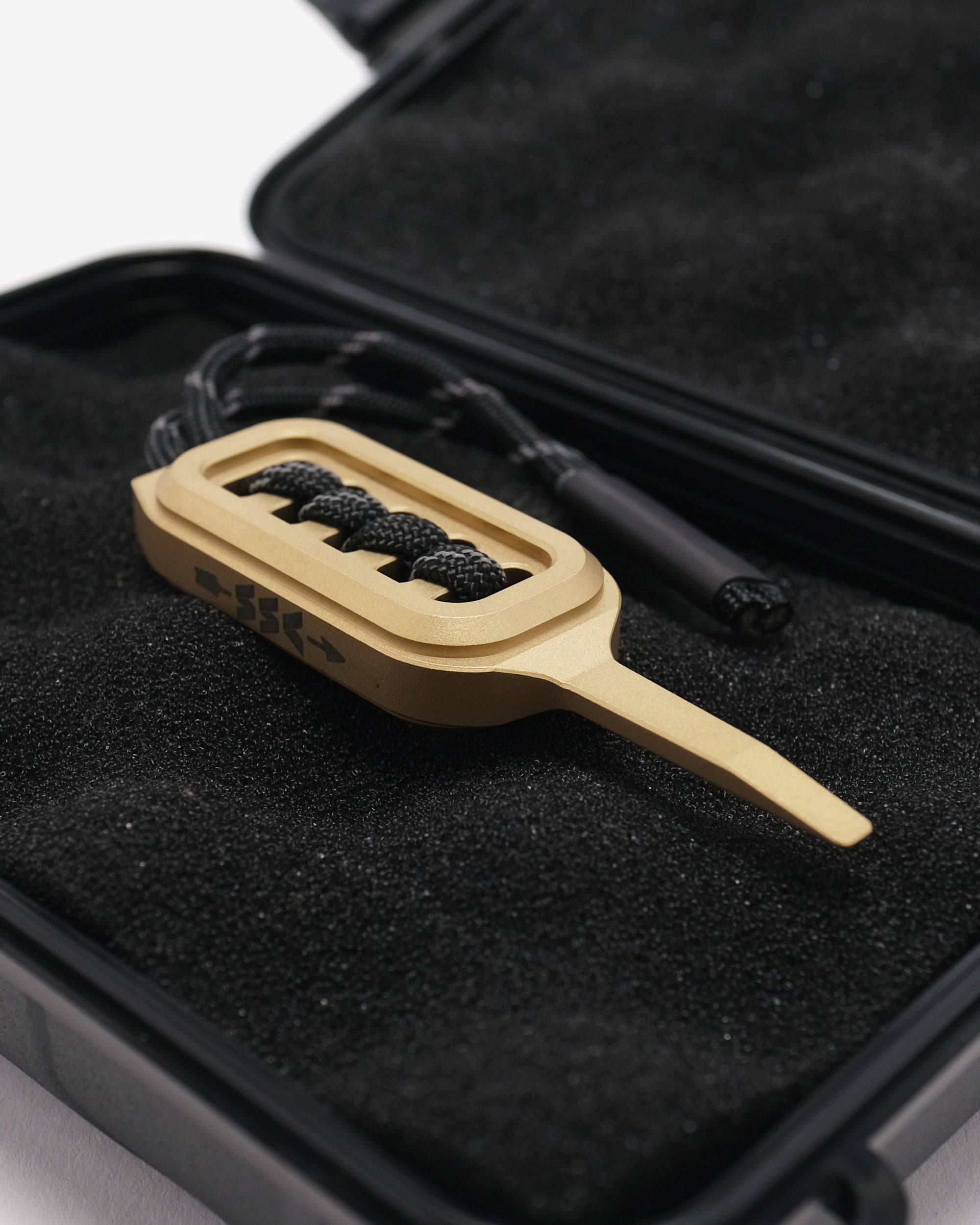 divot in a black case